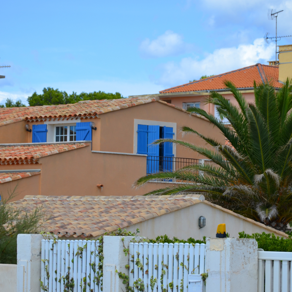 Toiture provençale en tuile canal dans le Haut-Var